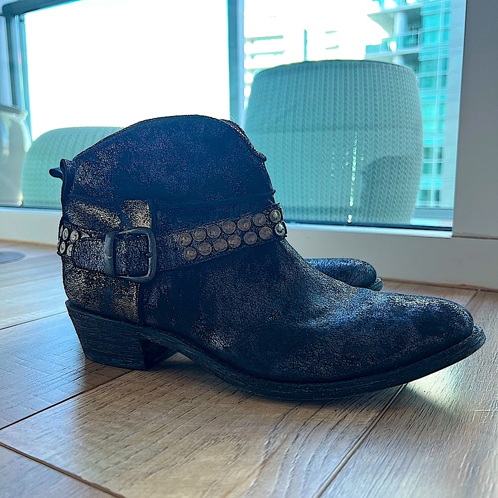 Brand new Five Worlds booties